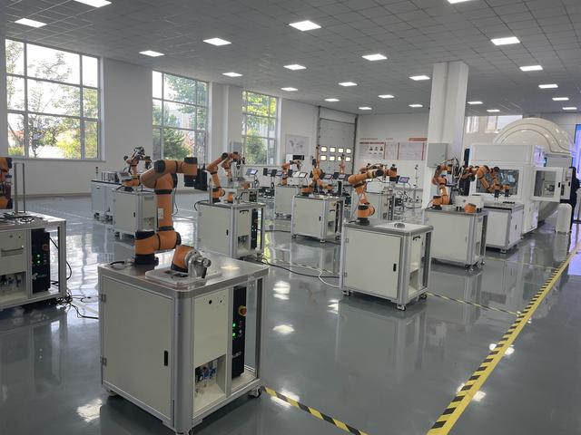 高質(zhì)量發(fā)展調(diào)研山東行|老縣衙里藏著高科技機器人工廠,它的產(chǎn)品中國女